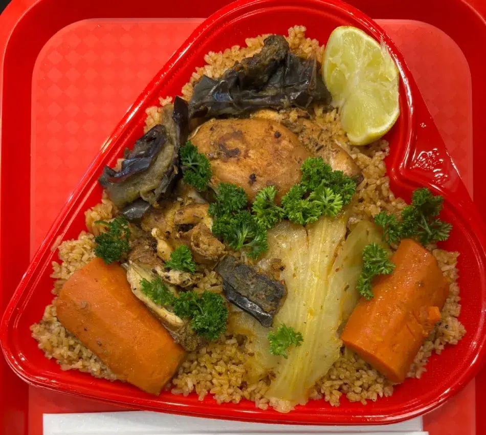 Riz et légumes avec poulet | DJAMDONG FOOD Plat de riz avec légumes et poulet dans une assiette rouge.