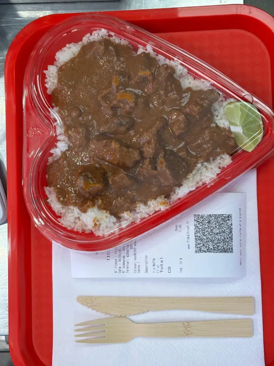 Repas en forme de cœur sur plateau rouge | DJAMDONG FOOD Plat de riz avec sauce et viande dans un récipient en forme de cœur.