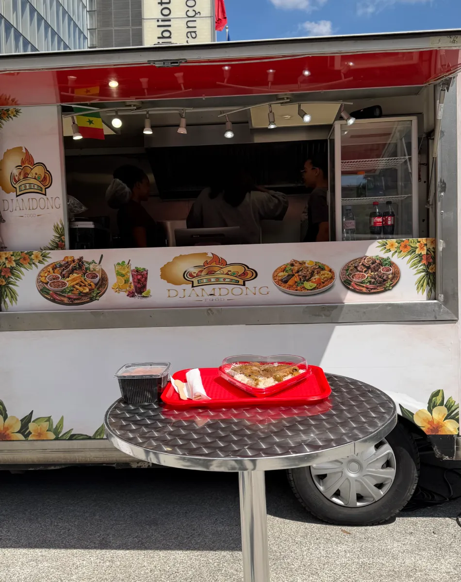 Camion de nourriture DJAMDONG FOOD | DJAMDONG FOOD Camion de nourriture DJAMDONG FOOD avec plats africains.
