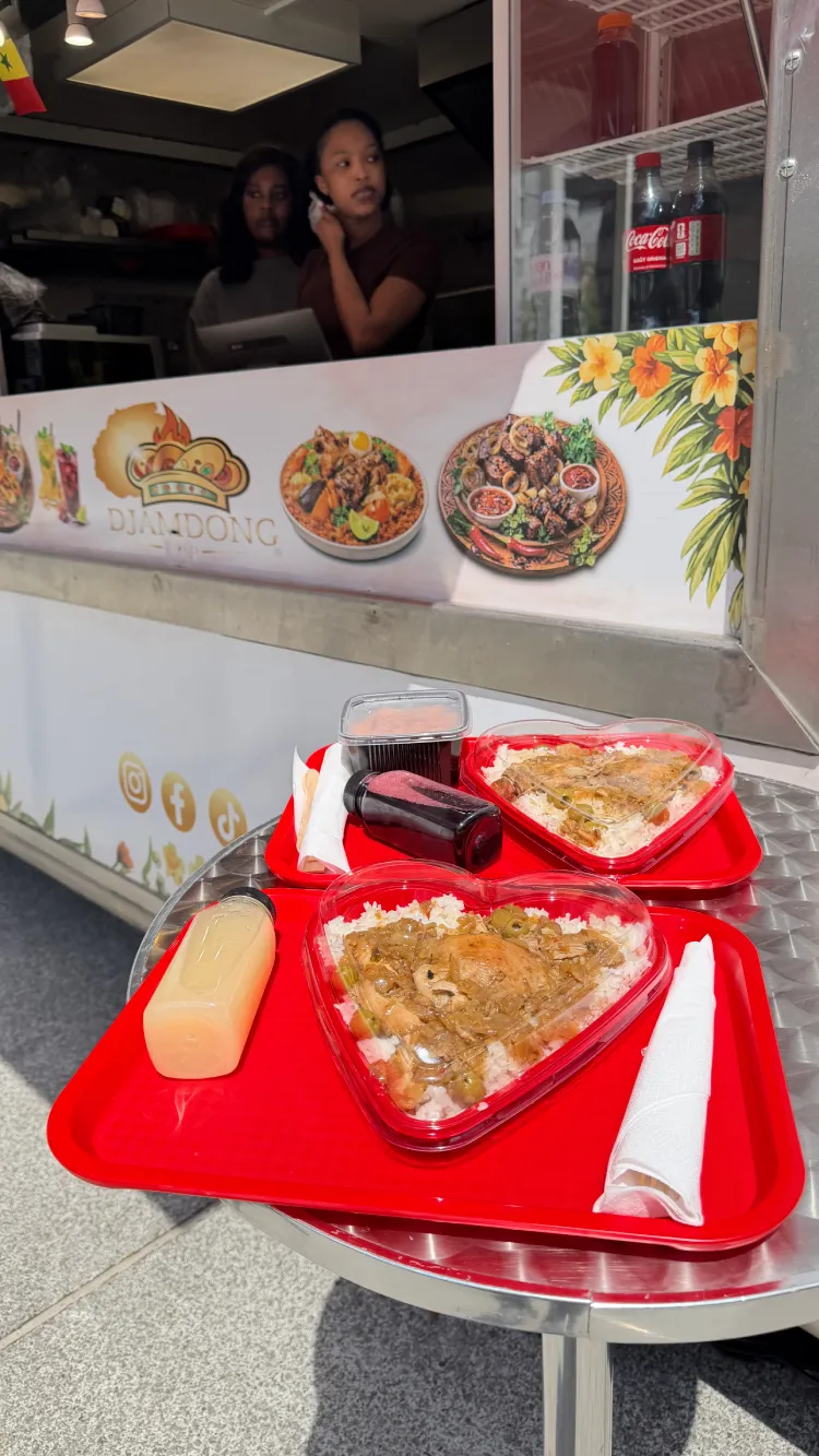 Plat de poulet au food truck | DJAMDONG FOOD Repas de poulet et riz dans un food truck.